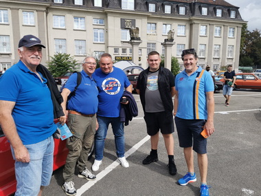 Sch�n das man langj�hrige Freunde wieder trifft.
It�s lovely to meet up with old friends again.
C'est agr�able de retrouver des amis de longue date.